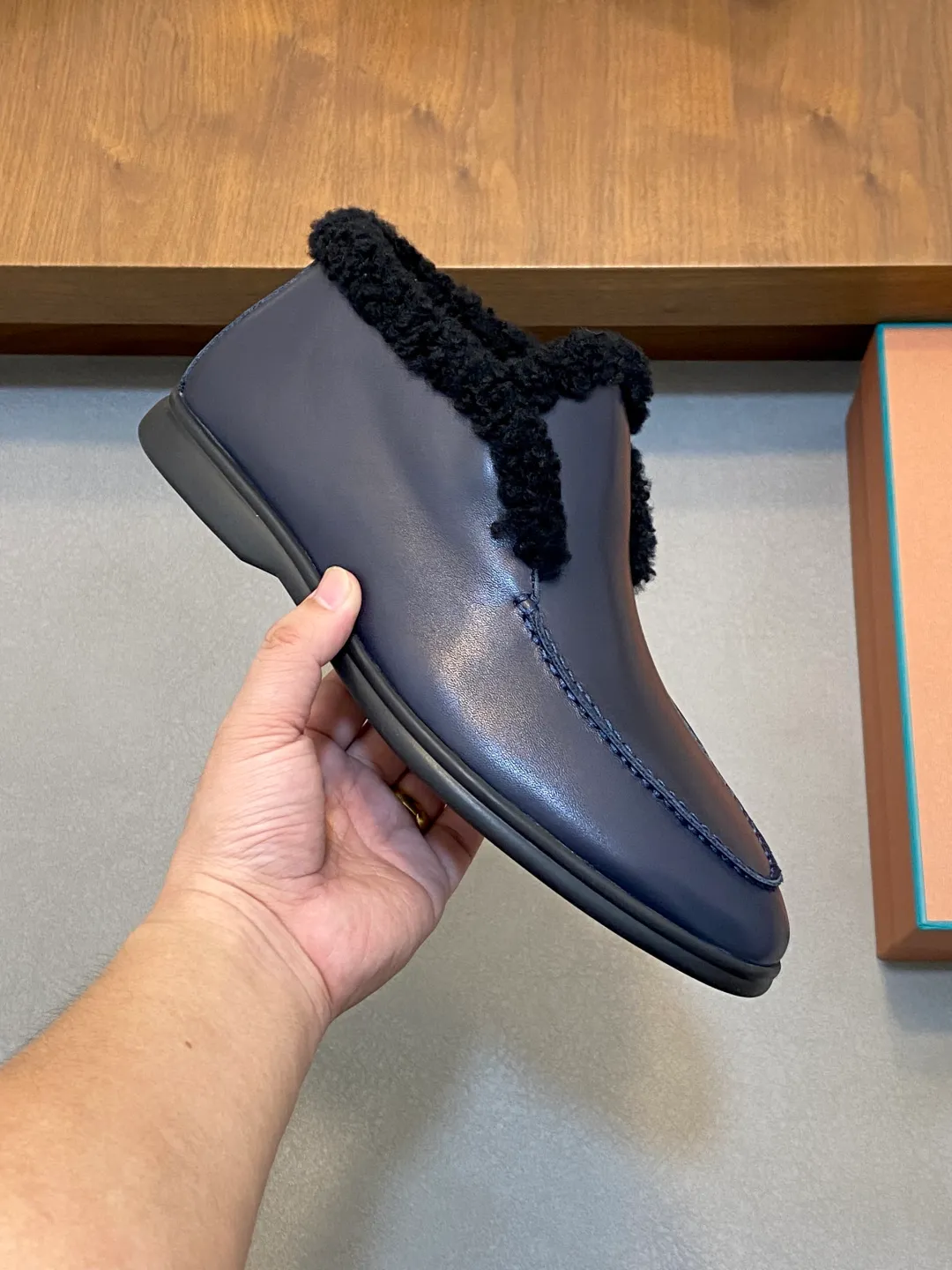 Men's Men's Shoes💰860 LoroPiana/nuoyoupiana men's new autumn and winter wool shoes, Dongguan-made raw materials are in great demand! This casual shoe is made of imported calfskin, with a full wool lining and insole for an extraordinarily comfortable and warm wearing experience. The ultra-light two-color rubber sole creates a charming modern aesthetic. There is an LP logo on the bottom. The style is simple and fashionable, and the upper foot is comfortable, warm and breathable! Comes complete with original box packaging! Size: 39-40-41-42-43-44 standard leather shoe size (45/46 can be customized but does not support returns)